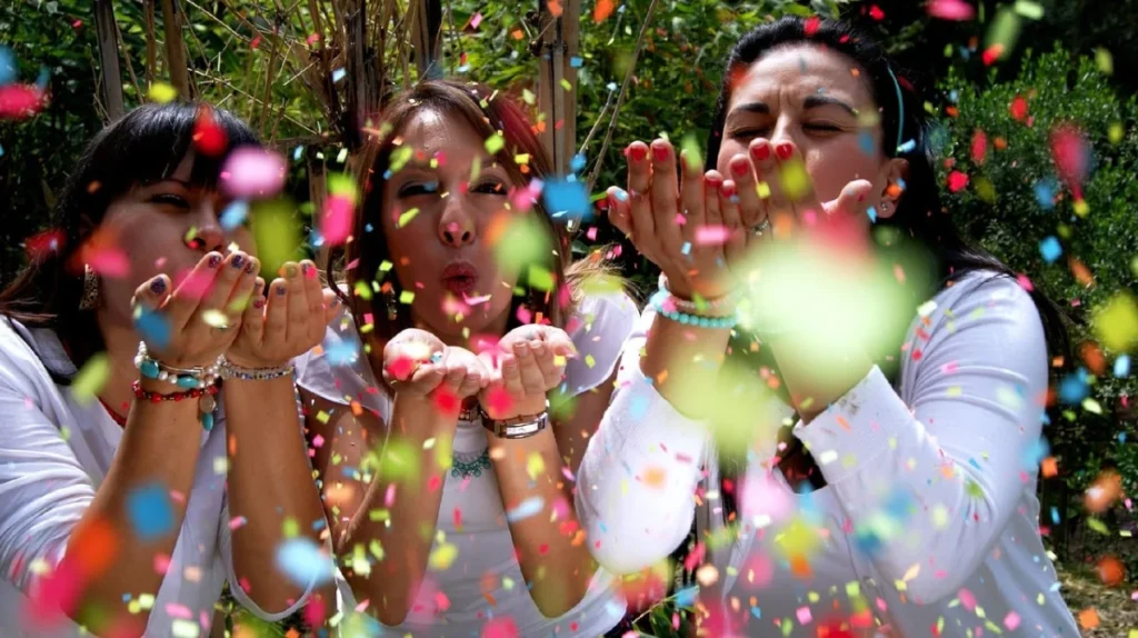 Image by Sheila Santillan from Pixabay - family party