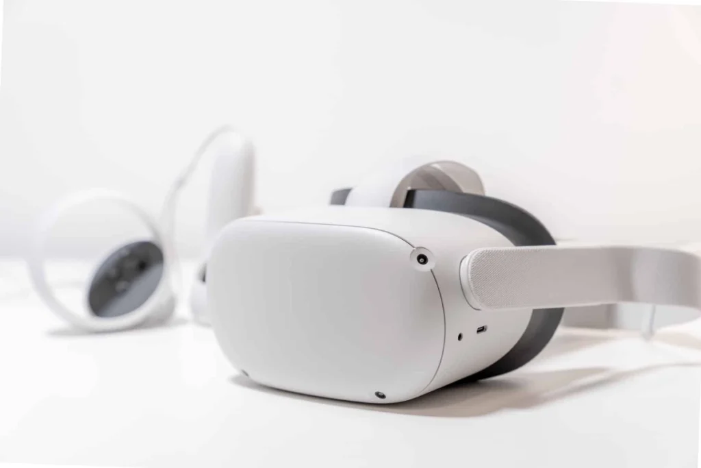 Photo by Vinicius "amnx" Amano"https://unsplash.com/photos/white-and-black-beats-by-dr-dre-headphones-MvJezf8FT4o?utm_content=creditCopyText&utm_medium=referral&utm_source=unsplash">Unsplash -- vr entertainment