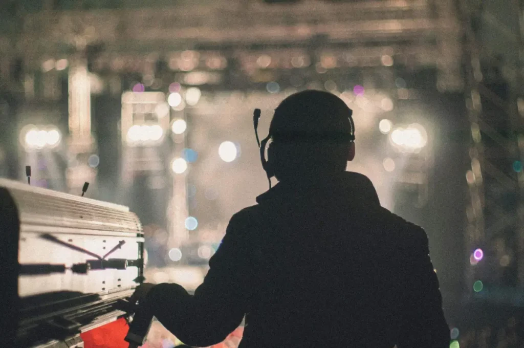 Photo by Leon Huang: https://www.pexels.com/photo/silhouette-of-a-person-facing-the-stage-7494200/