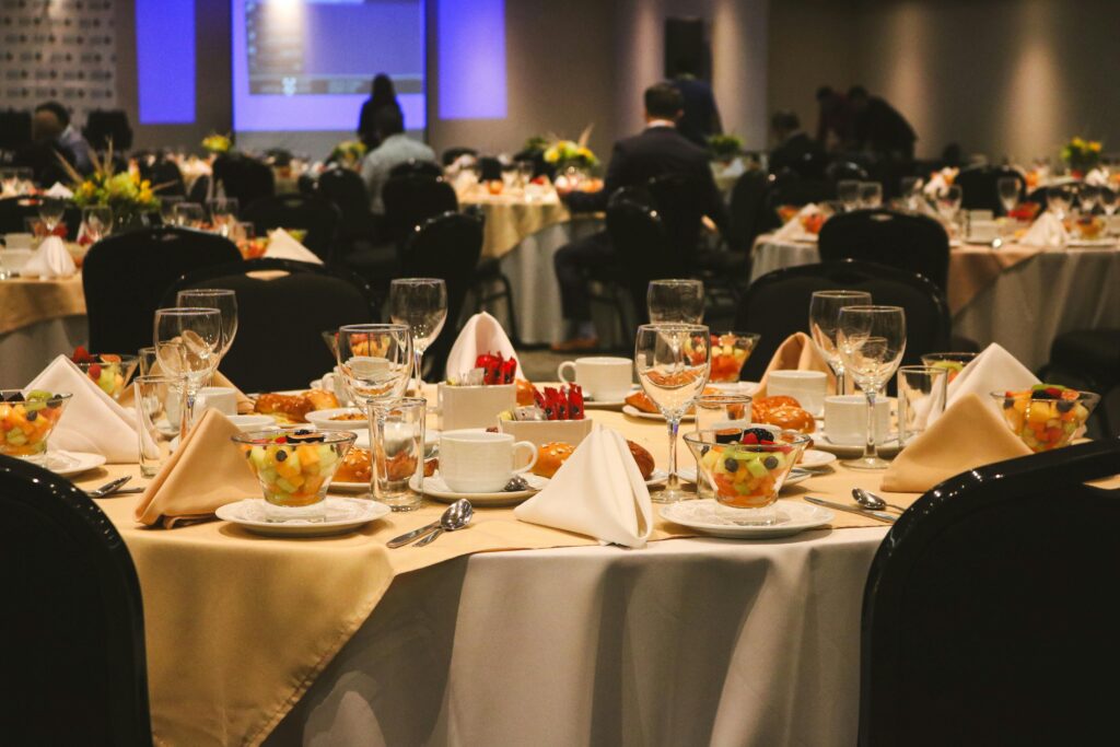 Photo by Jonathan Valdes: https://www.pexels.com/photo/elegant-banquet-hall-with-formal-table-setting-29410669/