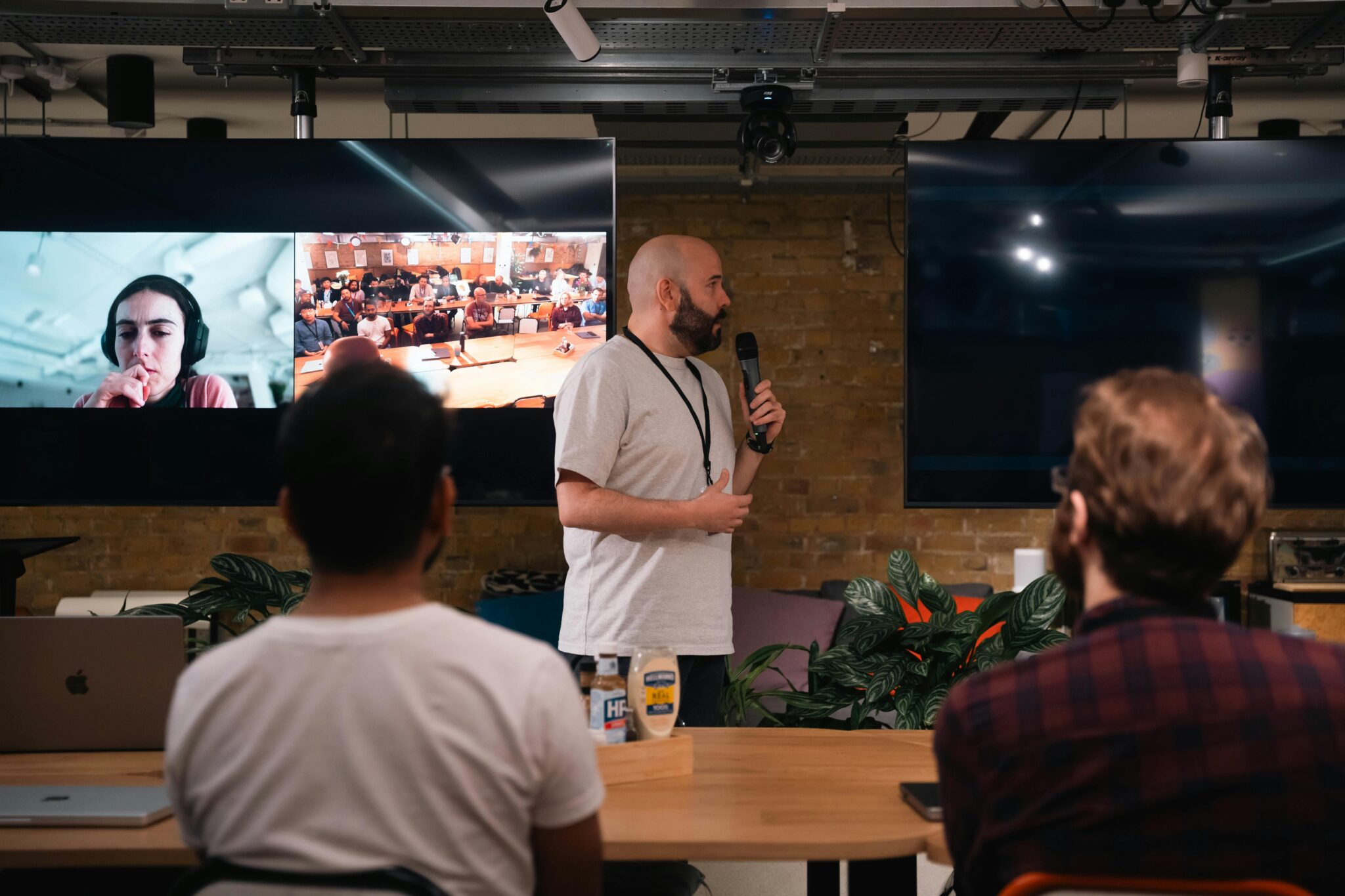 Photo by Viridiana Rivera: https://www.pexels.com/photo/business-presentation-with-interactive-video-call-28683720/